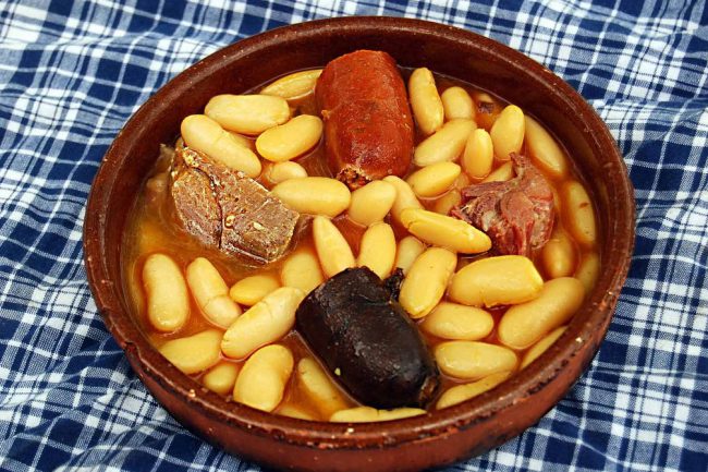 Plato de fabada asturiana