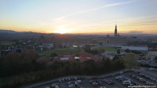 Fotos de La Universidad Laboral de Gijón vista desde el hospital de Cabueñes.